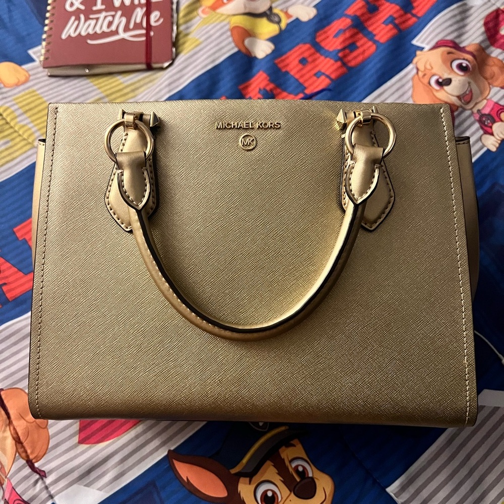 MK in gold with wallet like new